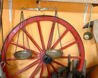 Bilancia a due piatti sospesa