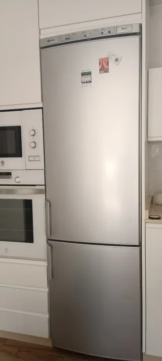 Nevera Balay plateada enfría perfectamente....