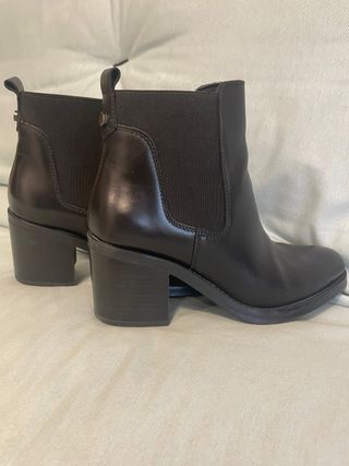 Botines de piel negros marca Alpe
