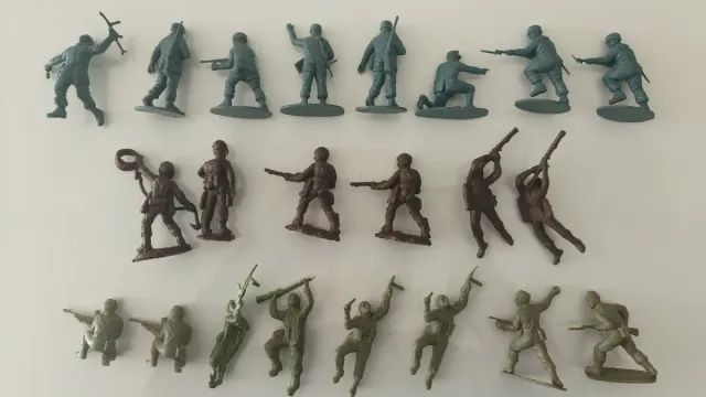Lotto 22 soldatini vintage plastica