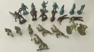 Lotto 22 soldatini vintage plastica