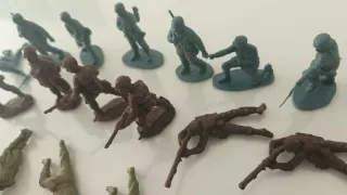 Lotto 22 soldatini vintage plastica