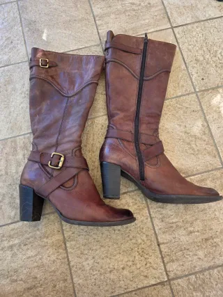 Stivali Bata in pelle marrone con tacco 7 cm