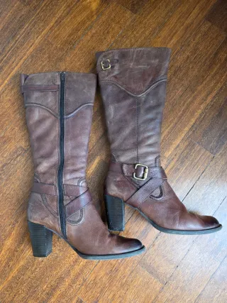 Stivali Bata in pelle marrone con tacco 7 cm