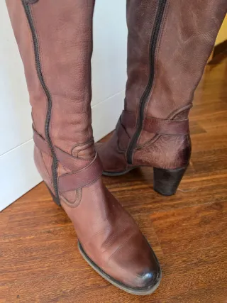 Stivali Bata in pelle marrone con tacco 7 cm