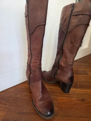 Stivali Bata in pelle marrone con tacco 7 cm