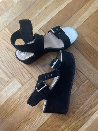Zapatos de plataforma negros y blancos