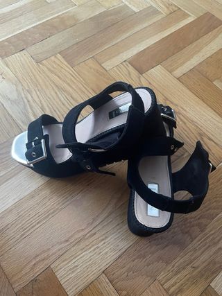 Zapatos de plataforma negros y blancos
