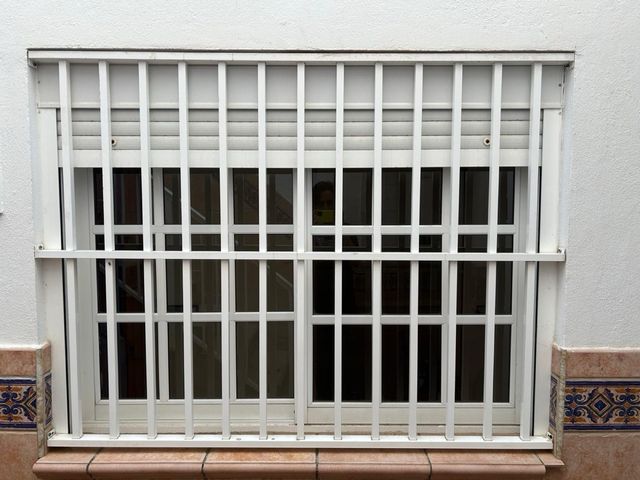 Ventana aluminio, reja y persiana. 150x115