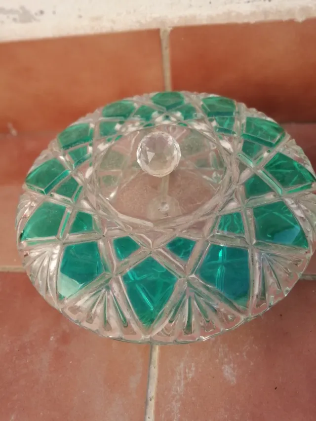 Centro de mesa grande de cristal con tapa verde.