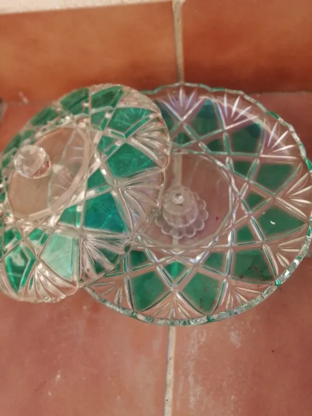 Centro de mesa grande de cristal con tapa verde.