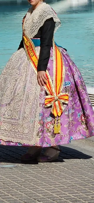 Traje de Fallera sin manteleta y delantal.