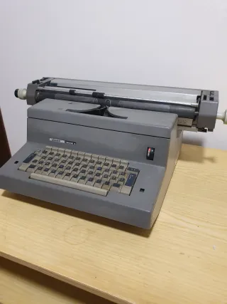 Macchina da scrivere Olivetti Tekne 4