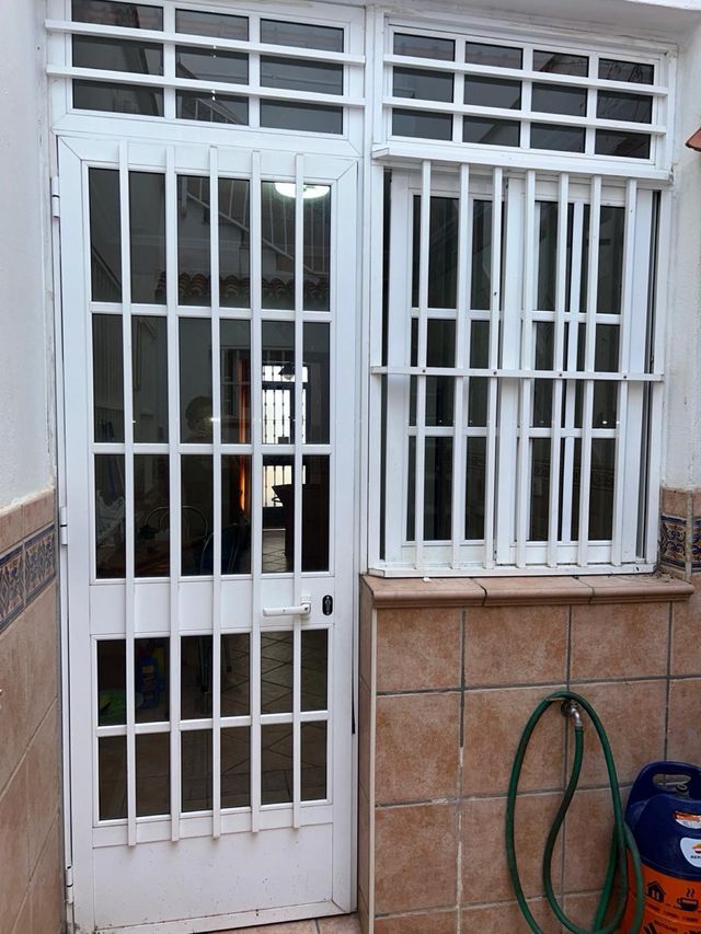 Puerta y ventana aluminio con altillo y rejas