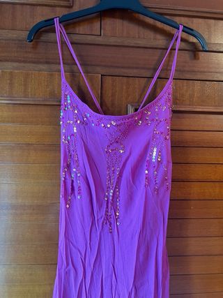 Vestido largo morado con abalorios talla pequeño