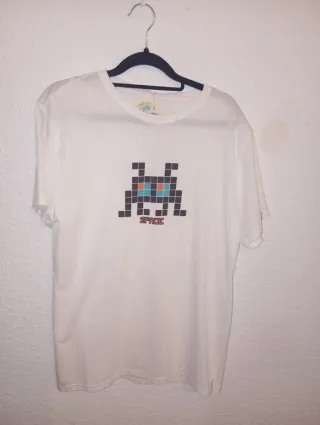 Camiseta blanca con estampado pixelado