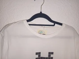 Camiseta blanca con estampado pixelado