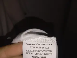 Camiseta blanca con estampado pixelado