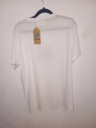 Camiseta blanca con estampado pixelado