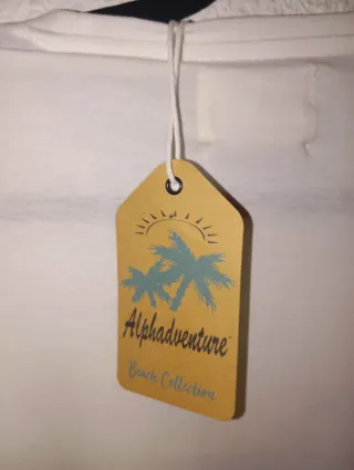 Camiseta blanca con estampado pixelado