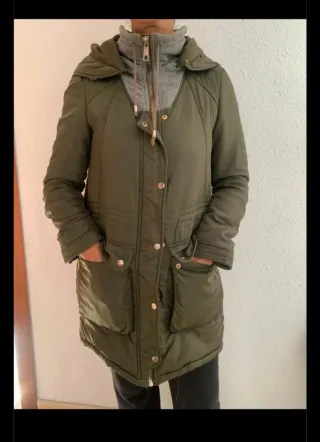 Anorak Zara verde con capucha