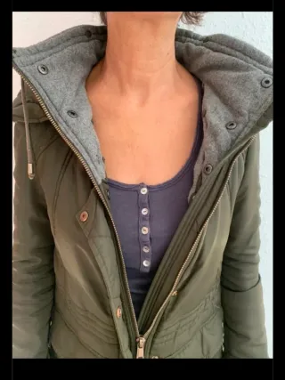 Anorak Zara verde con capucha