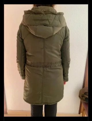 Anorak Zara verde con capucha