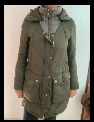 Anorak Zara verde con capucha