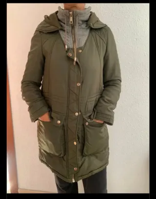 Anorak Zara verde con capucha