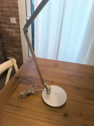 Lámpara de escritorio metálica plateada