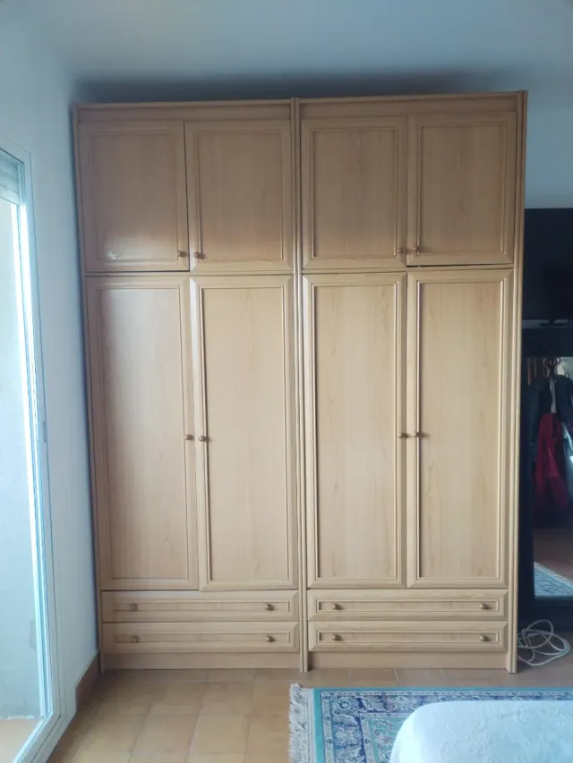 Armario de madera con cajones