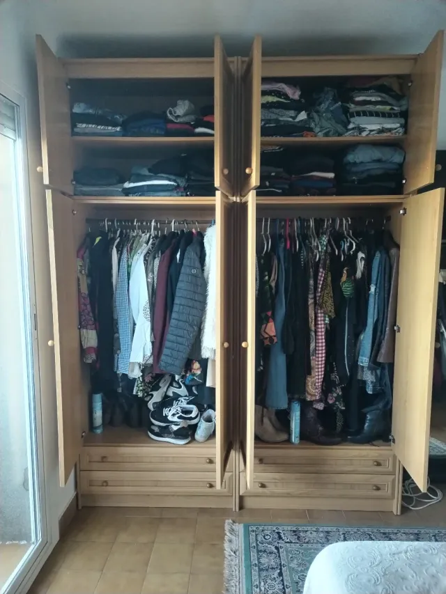 Armario de madera con cajones