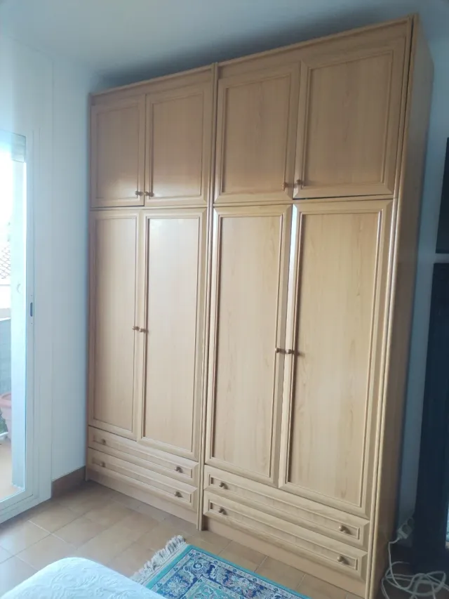 Armario de madera con cajones