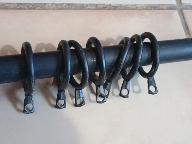 Barra de cortina metálica preta