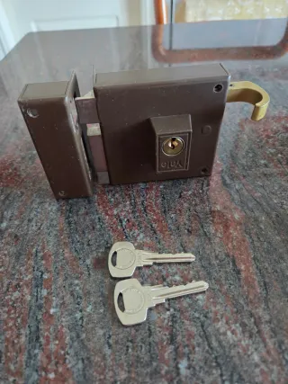 Cerradura Yale Marrón con 2 Llaves