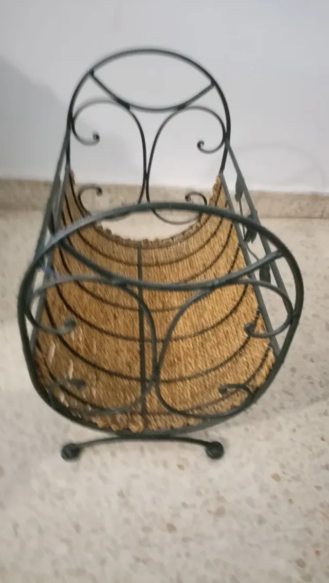 Revistero de mimbre y metal con flores