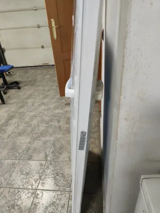 Puerta de aluminio blanca