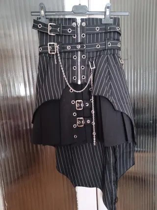 Falda gótica con cadenas y hebillas