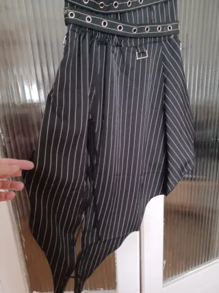 Falda gótica con cadenas y hebillas