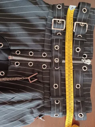 Falda gótica con cadenas y hebillas