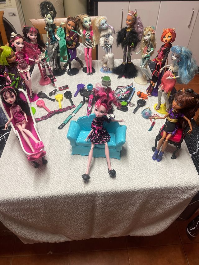 Lotto di 14 bambole Monster High + accessori