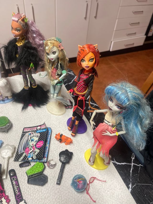 Lotto di 14 bambole Monster High + accessori