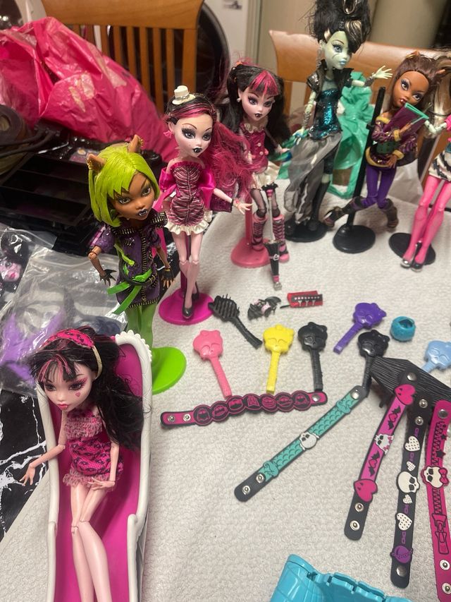 Lotto di 14 bambole Monster High + accessori