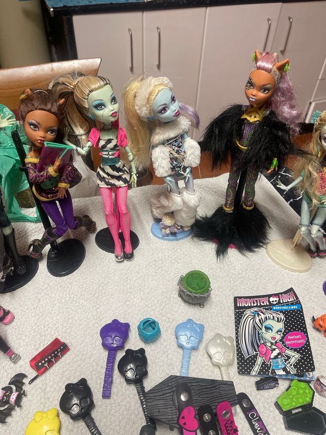 Lotto di 14 bambole Monster High + accessori