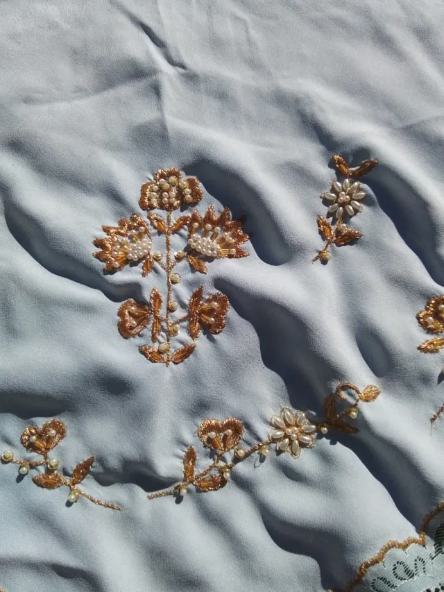 Manteleta y delantal bordado