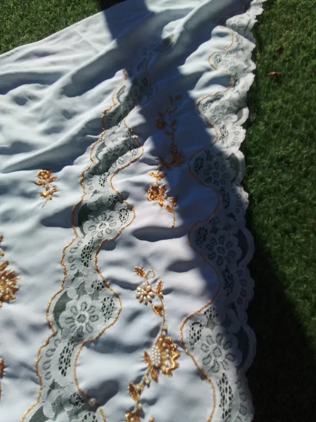 Manteleta y delantal bordado