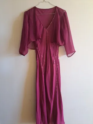 Vestido fiesta color vino con pedrería