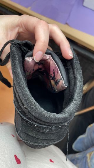 Botines negros plataforma tachas