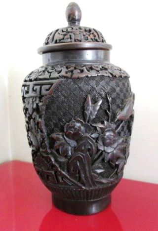 Vaso con coperchio in lacca nera