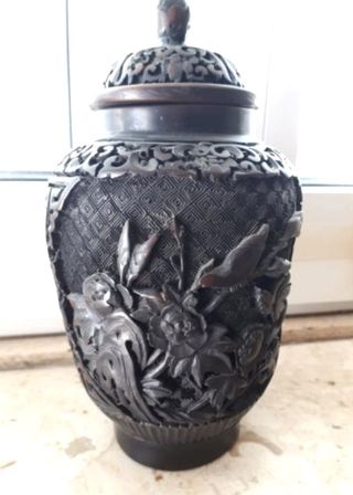 Vaso con coperchio in lacca nera